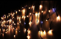 LED Ziemassvētku āra un iekštelpu lāstekas ar kristāliem / 300 LED diodi / silti balta + zils zibspuldzes efekts / 13.66W / 15,2m / IP44 / savienojamā / 19-505 :: LED virtenes lāstekas iekštelpām un mājas fasādei