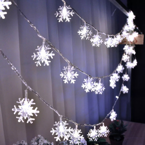 LED Ziemassvētku iekštelpu un ārtelpu virtene sniegpārslas / 10m / 3.6W / IP44 / CW - auksti balta / 8 spīdēšanas režīmi / 100 LED diodi / savienojamā / 5903039732223 / 19-562