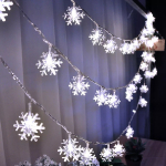 LED Ziemassvētku iekštelpu un ārtelpu virtene sniegpārslas / 10m / 3.6W / IP44 / CW - auksti balta / 8 spīdēšanas režīmi / 100 LED diodi / savienojamā / 5903039732223 / 19-562 :: LED Ziemassvētku virtenes