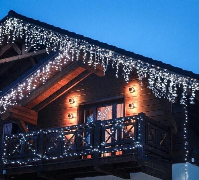 LED Ziemassvētku āra un iekštelpu lāstekas / 100 LED diodi / CW - auksti balta + ZIBSUPLDZES efekts / 5.5m / IP44 / savienojamā / 4.08W / 19-517